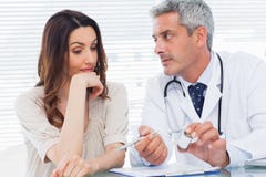 Docteur sérieux écoutant son patient Image libre de droits Docteur sérieux écoutant son patient Image libre de droits