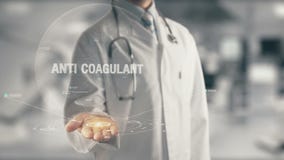 Docteur tenant l'anti coagulant disponible photo stock Docteur tenant l'anti coagulant disponible photo stock