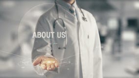 Docteur tenant le qui sommes-nous disponible photo stock Docteur tenant le qui sommes-nous disponible photo stock