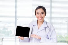 Doctor asiático de la mujer que muestra la pantalla digital de la tableta imágenes de archivo libres de regalías Doctor asiático de la mujer que muestra la pantalla digital de la tableta imágenes de archivo libres de regalías
