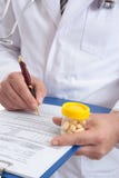 Doctor con el expediente de salud médico