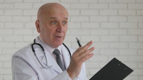 Doctor confiado Image Talking y donante de consejo médico fotos de archivo libres de regalías Doctor confiado Image Talking y donante de consejo médico fotos de archivo libres de regalías