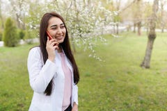 Doctor de sexo femenino que habla en el tel?fono m?vil espacio de la copia del fondo m?dico al aire libre de un hospital en jard? imágenes de archivo libres de regalías Doctor de sexo femenino que habla en el tel?fono m?vil espacio de la copia del fondo m?dico al aire libre de un hospital en jard? imágenes de archivo libres de regalías