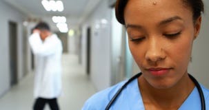 Doctor de sexo femenino que trabaja en un hospital almacen de video Doctor de sexo femenino que trabaja en un hospital almacen de video