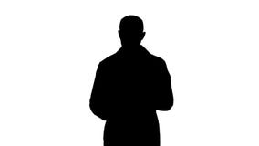 Doctor de sexo masculino maduro de la silueta que sostiene la tableta digital usando ella y caminar almacen de video Doctor de sexo masculino maduro de la silueta que sostiene la tableta digital usando ella y caminar almacen de video