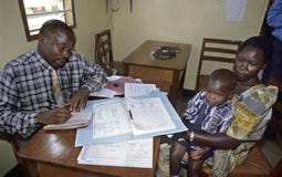 Doctor de trabajo en el hospital SIDA TASO Kampala imágenes de archivo libres de regalías Doctor de trabajo en el hospital SIDA TASO Kampala imágenes de archivo libres de regalías