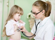 Doctor examining girl with stethoscope stock photography Doctor examining girl with stethoscope stock photography
