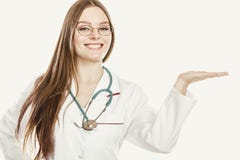 Doctor feliz de la mujer con el copyspace vacío de la palma de la mano Imágenes de archivo libres de regalías Doctor feliz de la mujer con el copyspace vacío de la palma de la mano Imágenes de archivo libres de regalías