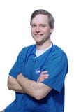 Doctor hermoso que sonríe con los brazos cruzados Doctor hermoso que sonríe con los brazos cruzados
