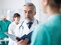 Doctor informes médicos de examen del ` un s del paciente foto de archivo Doctor informes médicos de examen del ` un s del paciente foto de archivo