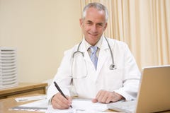 doctor laptop office s writing στοκ φωτογραφία doctor laptop office s writing στοκ φωτογραφία