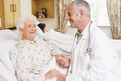 Doctor Laughing With Senior Woman In Hospital royalty free stock images Doctor Laughing With Senior Woman In Hospital royalty free stock images