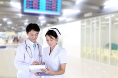 Doctor and nurse reviewing medical chart royalty free stock photography Doctor and nurse reviewing medical chart royalty free stock photography