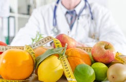 Doctor nutritionist with healthy fruits stock photography Doctor nutritionist with healthy fruits stock photography
