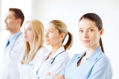 Doctor o enfermera de sexo femenino delante del grupo médico foto de archivo Doctor o enfermera de sexo femenino delante del grupo médico foto de archivo