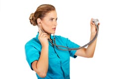 Doctor o enfermera de sexo femenino joven con el stethocope foto de archivo Doctor o enfermera de sexo femenino joven con el stethocope foto de archivo