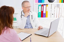 Doctor and patien sitting in gospital office, helping people stock photography Doctor and patien sitting in gospital office, helping people stock photography