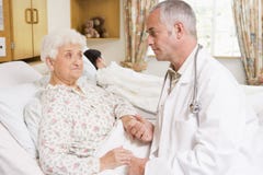 doctor patient senior talking woman στοκ εικόνες με δικαίωμα ελεύθερης χρήσης doctor patient senior talking woman στοκ εικόνες με δικαίωμα ελεύθερης χρήσης