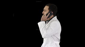 Doctor que habla en el tel?fono m?vil, canal alfa almacen de metraje de vídeo Doctor que habla en el tel?fono m?vil, canal alfa almacen de metraje de vídeo