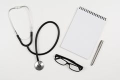 Doctor& x27; scrittorio di s con gli accessori ed i prodotti medici Fotografia di vista superiore per gli ambiti di provenienza d immagine stock libera da diritti Doctor& x27; scrittorio di s con gli accessori ed i prodotti medici Fotografia di vista superiore per gli ambiti di provenienza d immagine stock libera da diritti