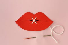 Document de lippen verwijderen genaaid met witte draad - Geweld tegen wom Royalty-vrije Stock Fotografie Document de lippen verwijderen genaaid met witte draad - Geweld tegen wom Royalty-vrije Stock Fotografie