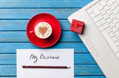 Document, gift, koffie en laptop die op de lijst liggen stock fotografie Document, gift, koffie en laptop die op de lijst liggen stock fotografie