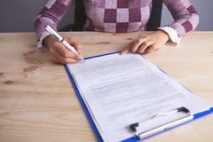 Documentos da mulher de negócios a assinar imagens de stock Documentos da mulher de negócios a assinar imagens de stock
