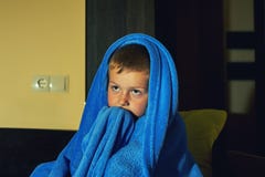 Doen schrikken weinig jongen bang in bed bij nacht, kinderjarenvrees royalty-vrije stock foto Doen schrikken weinig jongen bang in bed bij nacht, kinderjarenvrees royalty-vrije stock foto