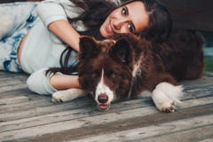 dog henne kvinnan arkivfoton dog henne kvinnan arkivfoton
