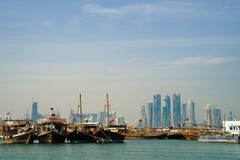 Doha port z łodziami i miasta linia horyzontu w odległości fotografia royalty free Doha port z łodziami i miasta linia horyzontu w odległości fotografia royalty free