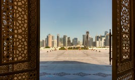 Doha, Qatar - vista dalle porte di grande moschea in Doha Fotografie Stock Doha, Qatar - vista dalle porte di grande moschea in Doha Fotografie Stock