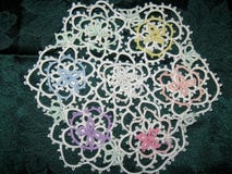 Doily Tatted дизайна цветка Мульти-цвета стоковое изображение Doily Tatted дизайна цветка Мульти-цвета стоковое изображение
