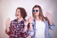 Dois amigos de moça que estão junto e que têm o divertimento exibição Imagens de Stock Royalty Free Dois amigos de moça que estão junto e que têm o divertimento exibição Imagens de Stock Royalty Free