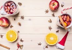 Dois copos com cozimento do vinho ferventado com especiarias com maçã, canela, cravos-da-índia e alaranjado, decorações do Natal, imagem de stock Dois copos com cozimento do vinho ferventado com especiarias com maçã, canela, cravos-da-índia e alaranjado, decorações do Natal, imagem de stock
