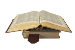 Dois empilharam livros gastos antigos com aberto em uma parte superior fotos de stock Dois empilharam livros gastos antigos com aberto em uma parte superior fotos de stock