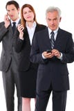 Dois homens de negócios e uma mulher de negócios com móbil fotografia de stock royalty free Dois homens de negócios e uma mulher de negócios com móbil fotografia de stock royalty free