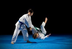 Dois lutadores das artes marciais dos meninos fotografia de stock Dois lutadores das artes marciais dos meninos fotografia de stock