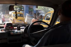 Dois mendigos novos, bebê com acrocephaly, caminhada no tráfego em Kolkata imagem de stock Dois mendigos novos, bebê com acrocephaly, caminhada no tráfego em Kolkata imagem de stock