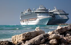 Dois navios de cruzeiros entrados fotos de stock royalty free Dois navios de cruzeiros entrados fotos de stock royalty free
