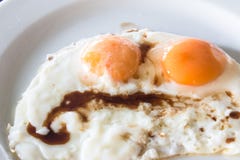 Dois ovos fritos op próximos para o conceito saudável do alimento de café da manhã Imagem de Stock Dois ovos fritos op próximos para o conceito saudável do alimento de café da manhã Imagem de Stock