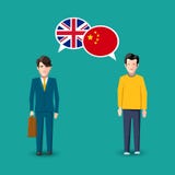Dois povos com discurso branco borbulham com as bandeiras de Grâ Bretanha e de China Ilustração do conceito do estudo da língua ilustração do vetor Dois povos com discurso branco borbulham com as bandeiras de Grâ Bretanha e de China Ilustração do conceito do estudo da língua ilustração do vetor