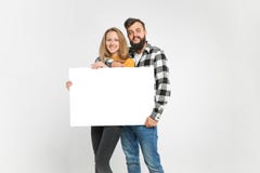 Dois povos de amor felizes com cartaz do modelo foto de stock royalty free Dois povos de amor felizes com cartaz do modelo foto de stock royalty free