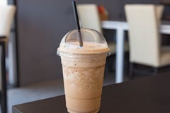 Dojny kawowy smoothie w plastikowej filiżance zdjęcia stock Dojny kawowy smoothie w plastikowej filiżance zdjęcia stock