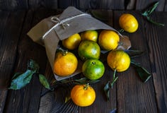Dojrzali tangerines w koszu Na drewnie obrazy royalty free Dojrzali tangerines w koszu Na drewnie obrazy royalty free