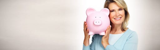 Dojrzała kobieta z prosiątko bankiem obrazy stock Dojrzała kobieta z prosiątko bankiem obrazy stock