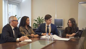 Dojrzały bizneswoman przedstawia projekt wieloetniczni koledzy używa laptop w biurze zbiory Dojrzały bizneswoman przedstawia projekt wieloetniczni koledzy używa laptop w biurze zbiory