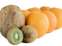 Dojrzały kiwi, brown koks i stos pomarańcze na białym odosobnionym tle, fotografia stock Dojrzały kiwi, brown koks i stos pomarańcze na białym odosobnionym tle, fotografia stock