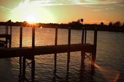 Dok bij zonsondergang stock foto Dok bij zonsondergang stock foto