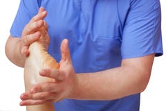 Doktor-fotvårdsspecialisten gör en undersökning och en massage av den tålmodiga foten för ` s royaltyfri fotografi Doktor-fotvårdsspecialisten gör en undersökning och en massage av den tålmodiga foten för ` s royaltyfri fotografi