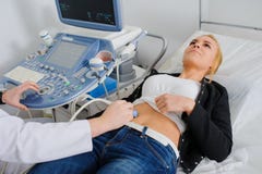Doktor macht die geduldigen Frauen Abdominal- Ultraschall stockfotografie Doktor macht die geduldigen Frauen Abdominal- Ultraschall stockfotografie